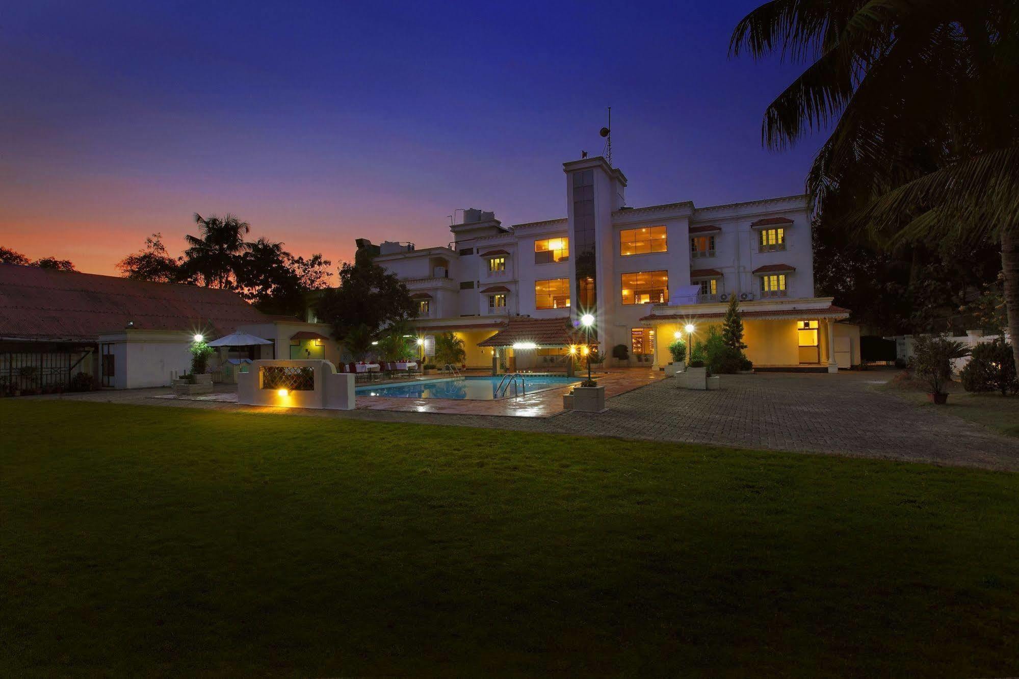 Quality Airport Hotels Недумбассери Экстерьер фото